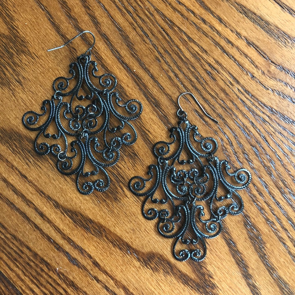 Black filigree style earrings 🖤